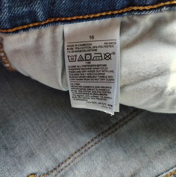 Old Navy Bermuda Medium Wash Antonella Shorts - Picture 5 of 5